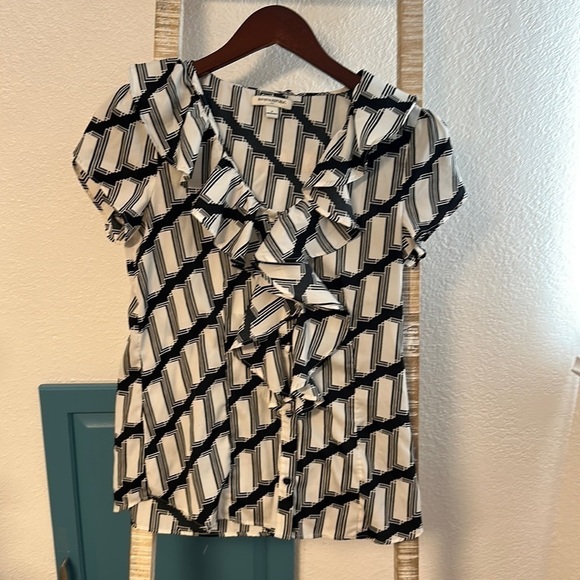 Banana Republic Ruffle Front Blouse. Black & white. Button front. Size s - Picture 1 of 8